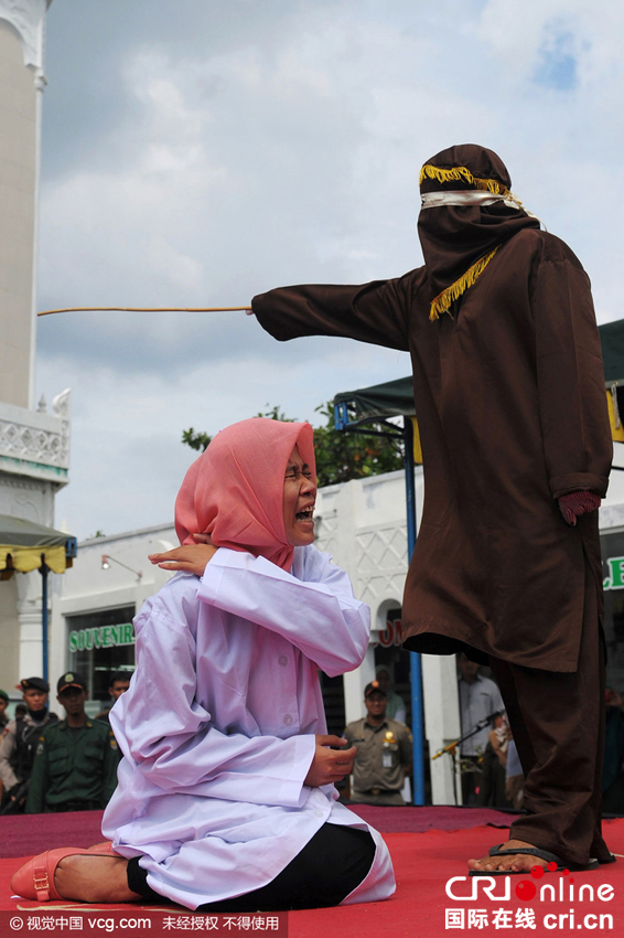 印尼女子因婚前性行为被当众执行鞭刑组图