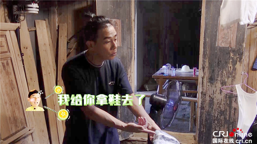 图片默认标题_fororder_6-陈小春给Jasper拿鞋