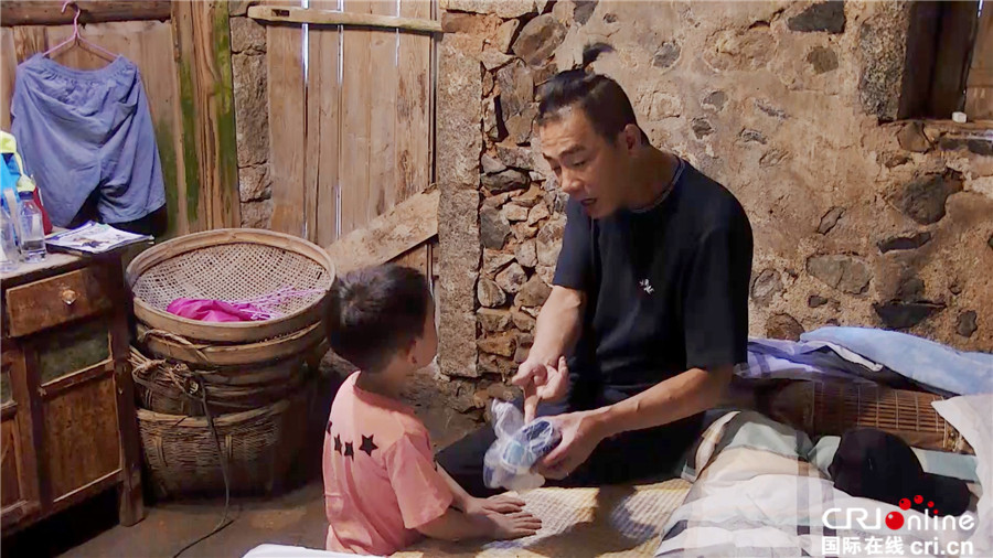 图片默认标题_fororder_7-陈小春给Jasper拿鞋