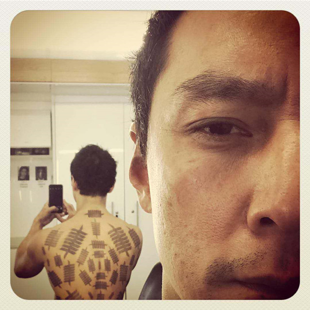 吴彦祖罕见晒自拍，背后满是羊肉串纹身_娱乐_腾讯网