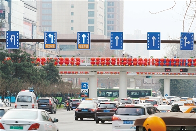 可变车道 空中诱导提示牌 红白相间斑马线  小寨十字交通优化亮点多_fororder_res03_attpic_brief