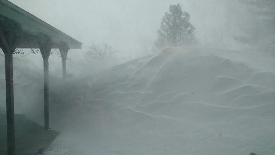 美国西南部遭遇暴雪 积雪达3米多厚(组图)