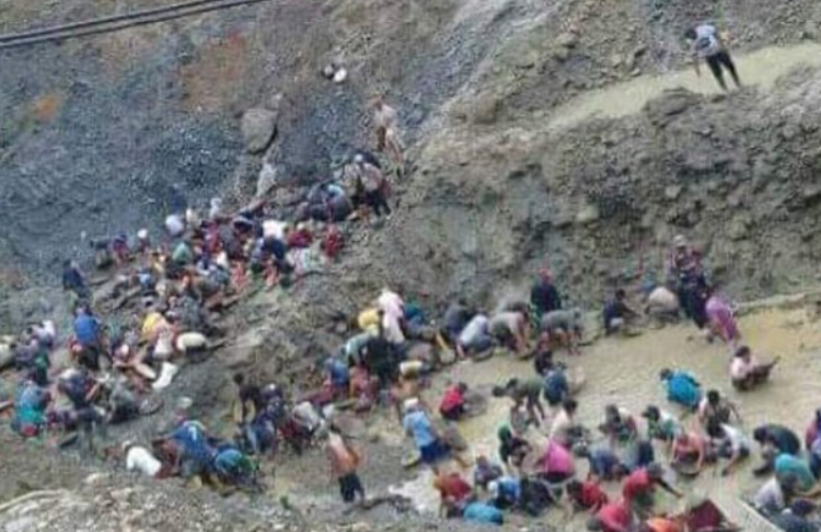 印尼一非法金礦發生垮塌 數十人被困 已有3人獲救