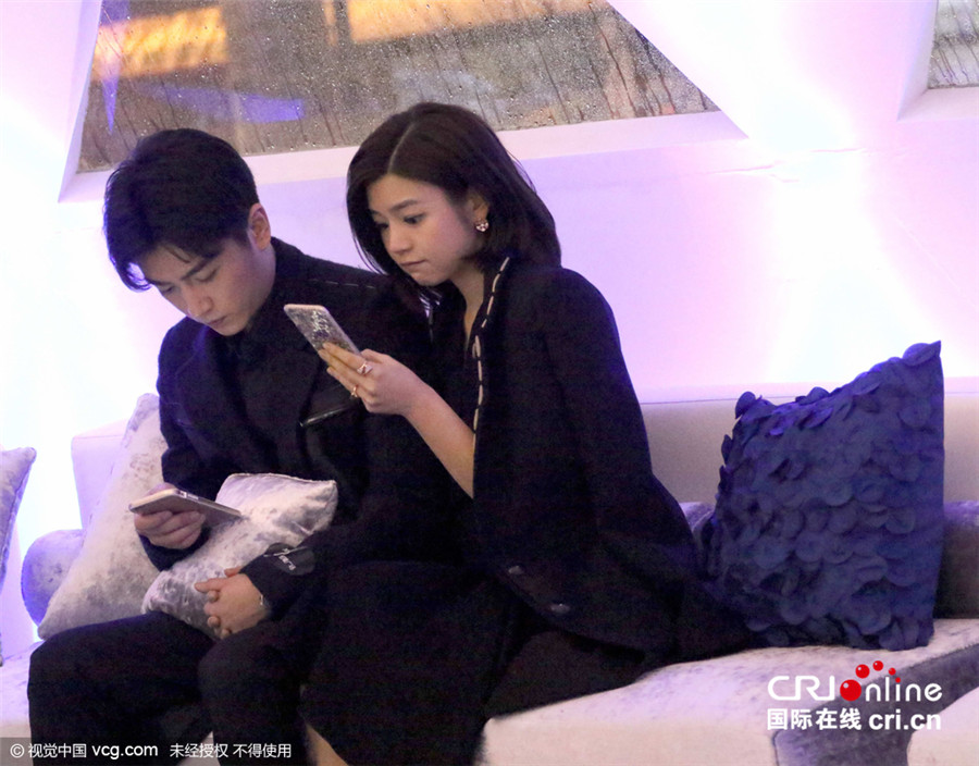 陈晓陈妍希自拍情侣合影“虐狗” 十指相扣甜蜜羡煞旁人