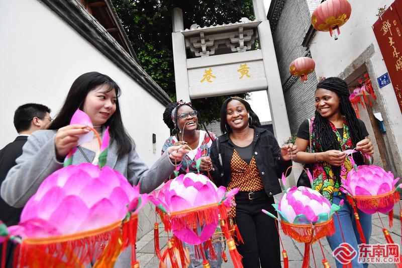 福州：留学生学做莲花灯感受传统文化