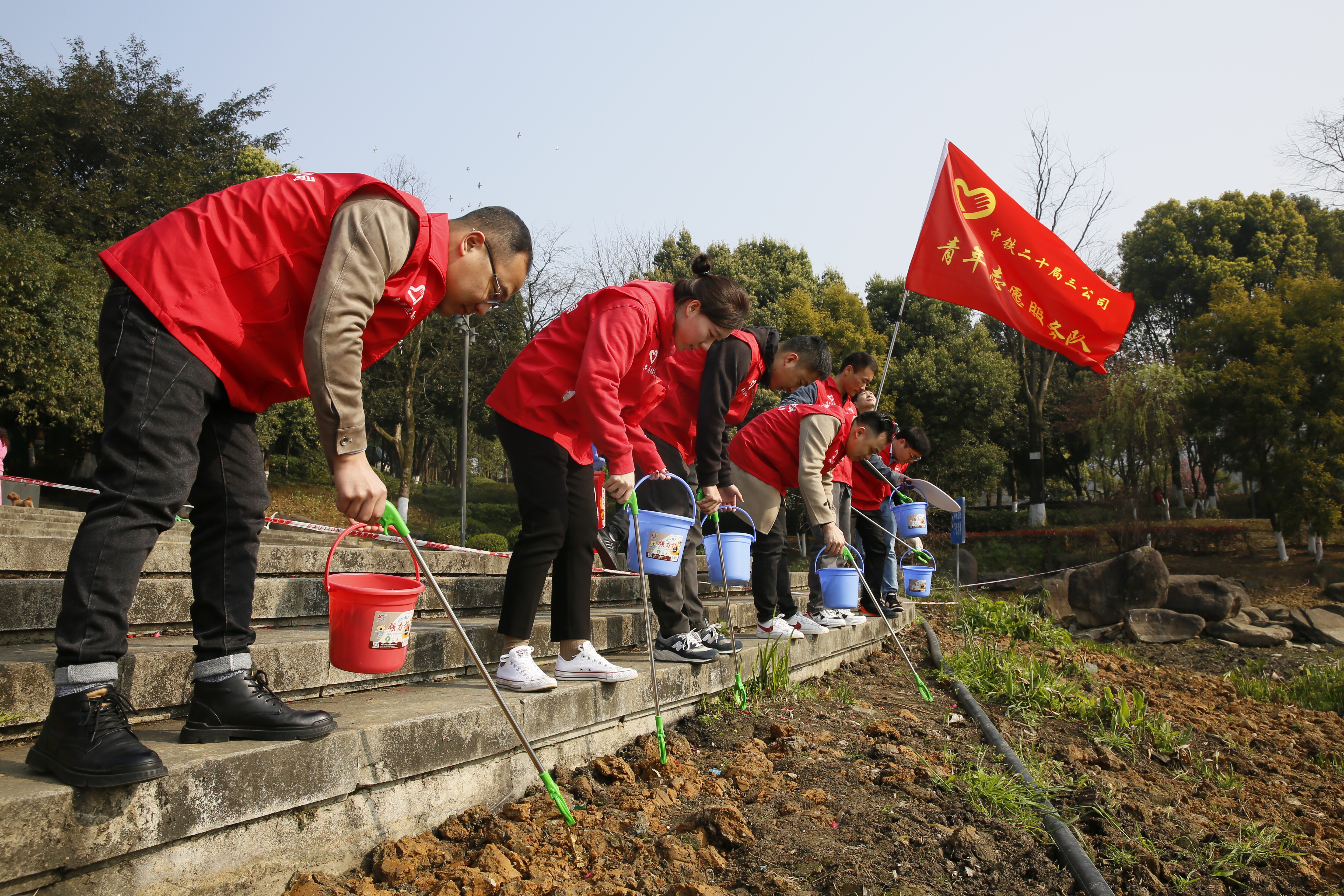 （过审）中铁二十局三公司团委举行“三月春风暖·雷锋伴我行”志愿服务活动