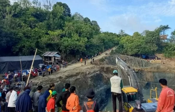 印尼一非法金礦發生垮塌 數十人被困 已有3人獲救