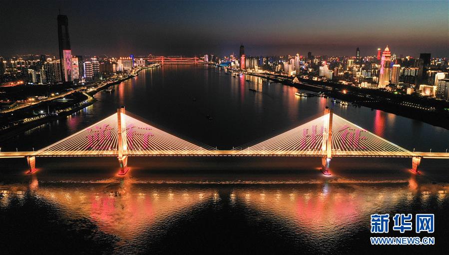 武漢夜景燈光向“最美逆行者”致敬