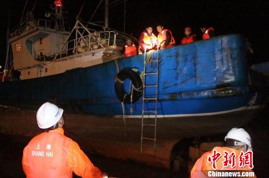 长江口一艘渔船搁浅 11名渔民经救助脱险