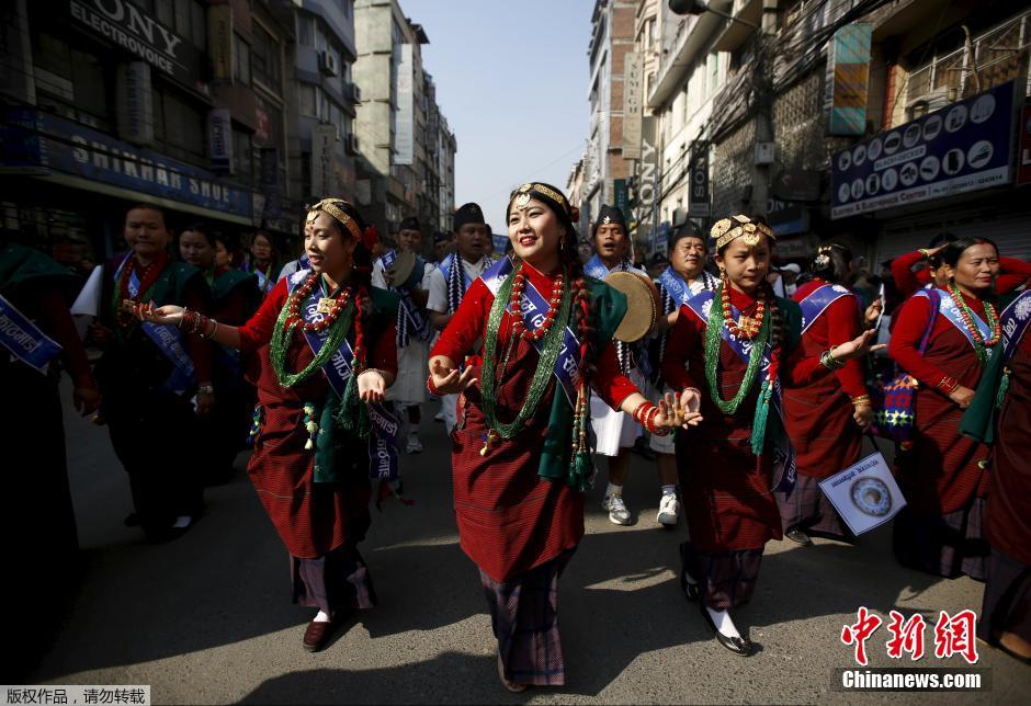 尼泊尔民众组织盛大新年游行(高清组图)