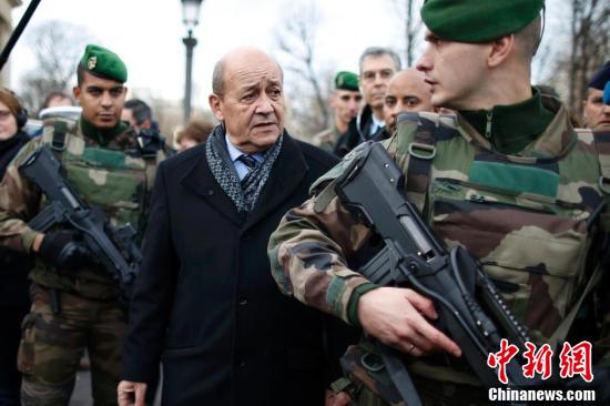 法国国防部长亲自上街检查新年庆典安保工作
