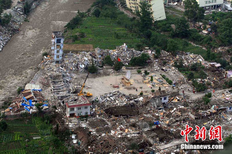 是生离死别   2008年5月19日,汶川大地震造成的泥石流掩埋了一个村庄