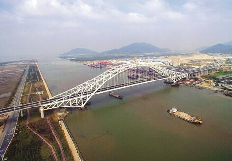 世界首座双层六线铁路斜拉桥成功合龙