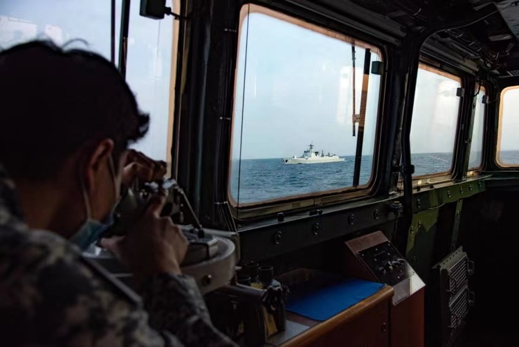 中國與新加坡兩國海軍艦艇編隊聯合舉行海上演習