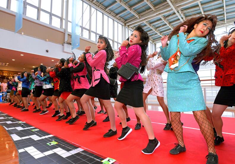 日本高中生穿妈妈衣服 扮80年代辣妹跳舞走红 日本高中生穿妈妈衣服 扮80年代辣妹跳舞走红