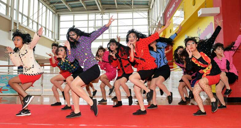 日本高中生穿妈妈衣服 扮80年代辣妹跳舞走红 日本高中生穿妈妈衣服 扮80年代辣妹跳舞走红