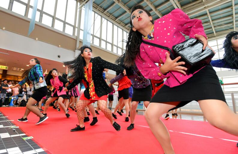 日本高中生穿妈妈衣服 扮80年代辣妹跳舞走红 日本高中生穿妈妈衣服 扮80年代辣妹跳舞走红