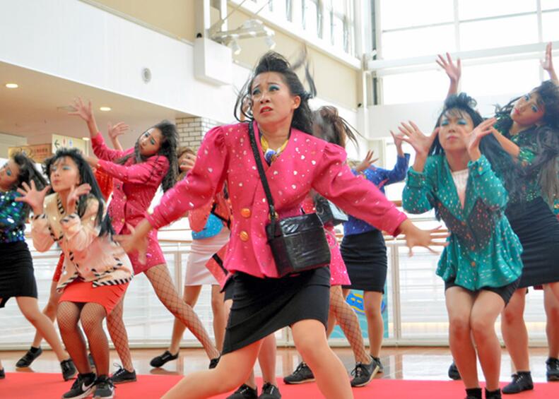 日本高中生穿妈妈衣服 扮80年代辣妹跳舞走红 日本高中生穿妈妈衣服 扮80年代辣妹跳舞走红