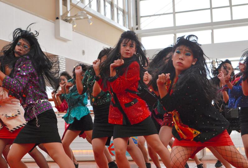 日本高中生穿妈妈衣服 扮80年代辣妹跳舞走红 日本高中生穿妈妈衣服 扮80年代辣妹跳舞走红