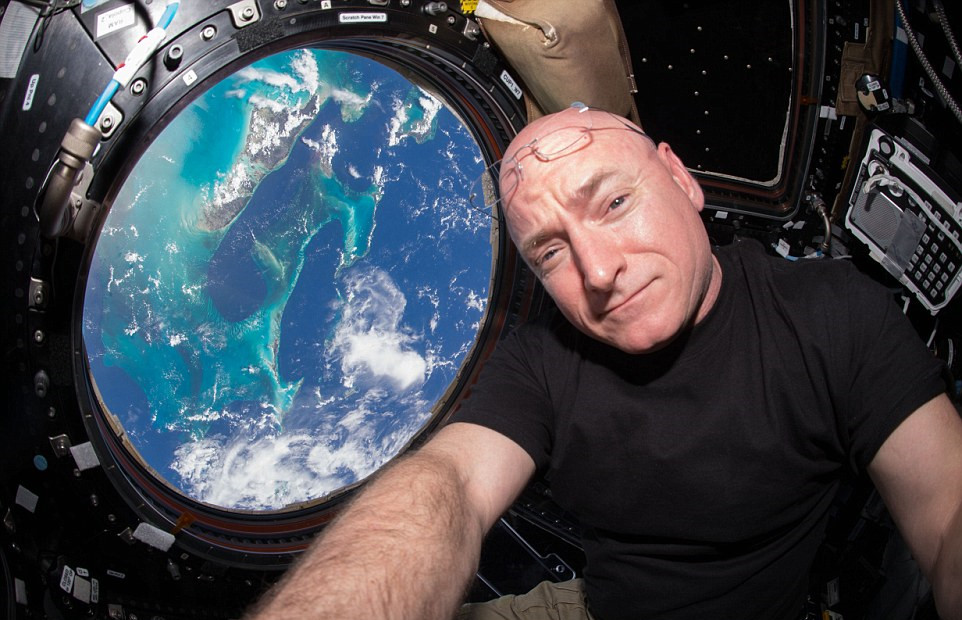 美国宇航局宇航员斯科特·凯利(scott kelly)在以地球为背景自拍