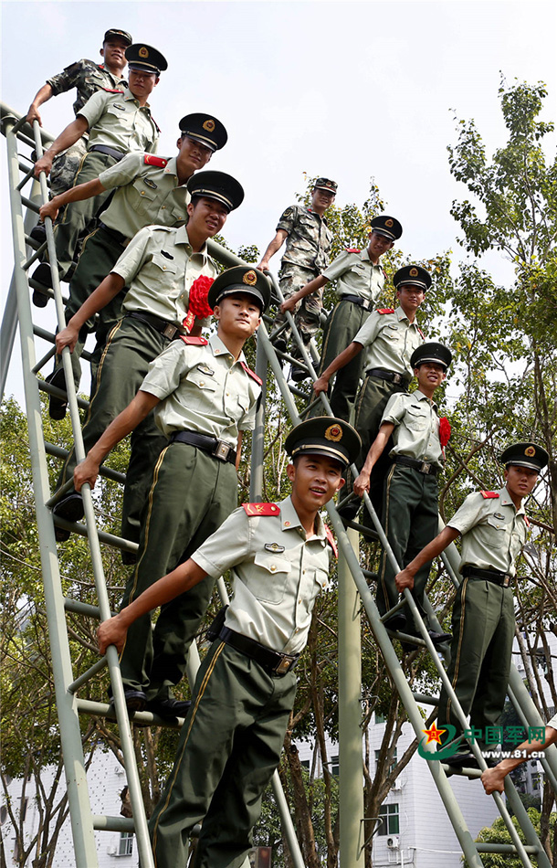 【羞涩模式】   有的兵哥拍照仍然会不好意思呢!