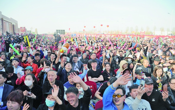 凤凰传奇空降冰城唱响“最炫民族风”