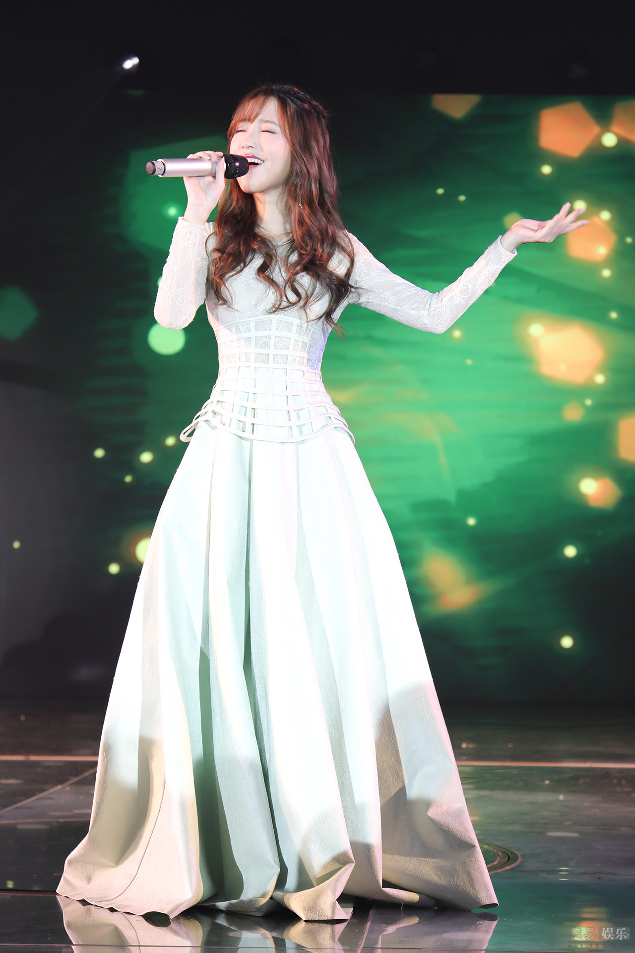 金莎淡绿色收腰长裙显高雅气质温婉甜美仙气十足