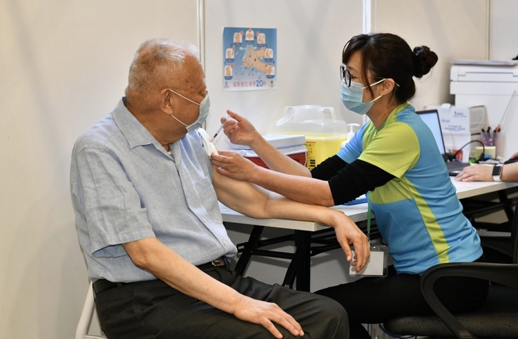 董建華接種科興疫苗 呼籲香港市民團結合力戰勝病毒