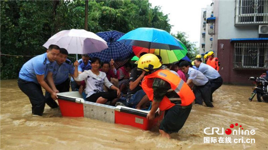 已过审【区县联动】【长寿】长寿深夜突降暴雨 警方紧急救援受灾群众500余人【区县联动列表】长寿深夜降暴雨 警方紧急救援受灾群众