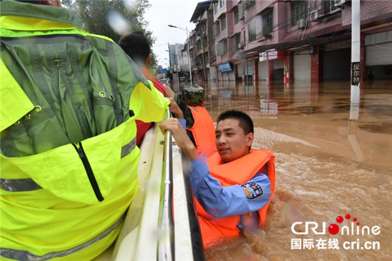 已过审【区县联动】【长寿】长寿深夜突降暴雨 警方紧急救援受灾群众500余人【区县联动列表】长寿深夜降暴雨 警方紧急救援受灾群众