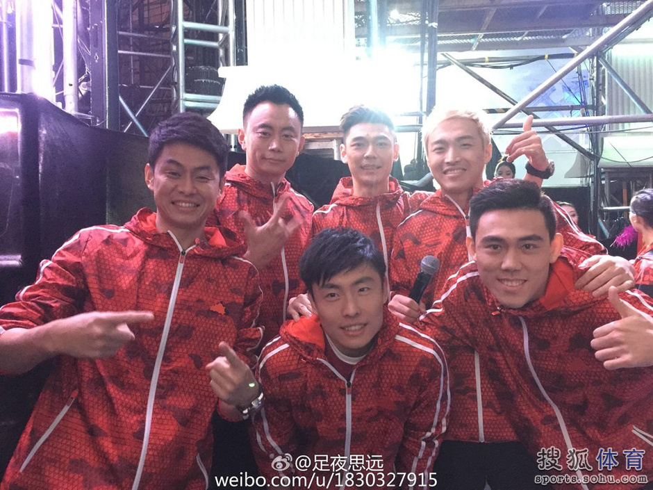 恒大六将登陆浙江卫视跨年 合影鹿晗跑男