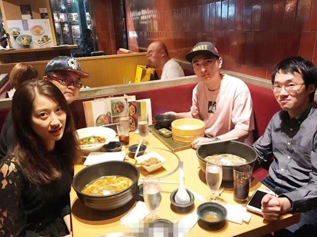 王思聰和好友聚餐，別人用盆他用小碗_娛樂_騰訊網