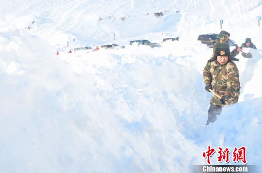 旅遊車隊在新疆遇雪崩遭埋 被邊防兵救出