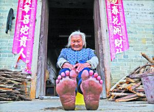 广东年近八旬老妇从不穿鞋 上山拾柴如履平地