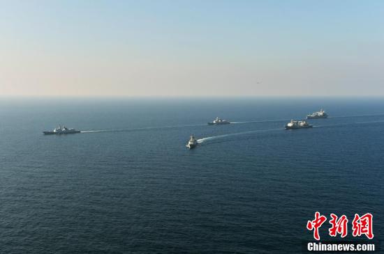 中国第二十一、二十二批护航编队在亚丁湾分航