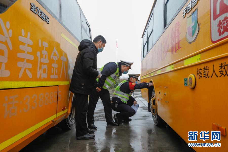 河南平頂山：校車安全檢查迎開學