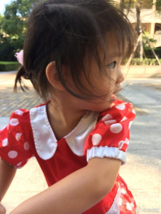 林熙蕾小女儿脸颊肉嘟嘟超可爱 网友:迷之回眸