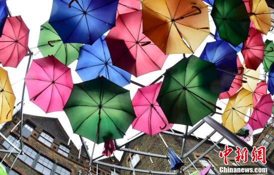 英国五彩雨伞漂浮半空 打造“童话伦敦”