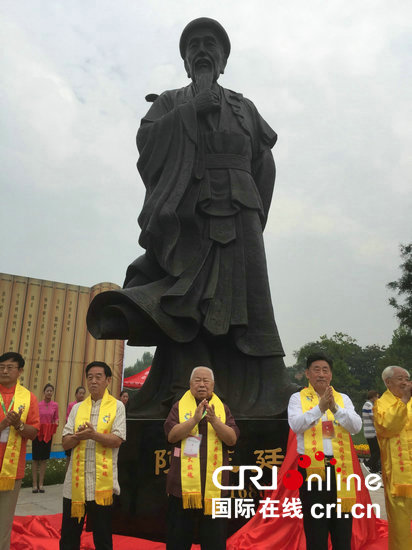 天下太极一家亲 六大流派传承人为始祖陈王廷铜像揭幕