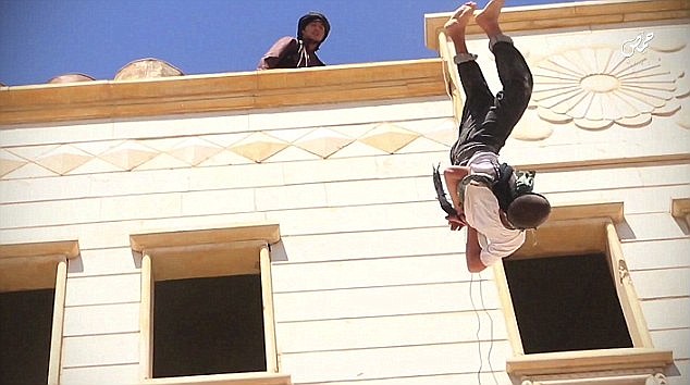 ISIS极端组织高空抛下15岁同性恋男孩