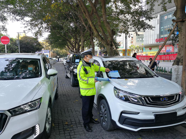 重慶南岸區：交巡警送上《致駕駛員的一封信》 引導駕駛員文明停車