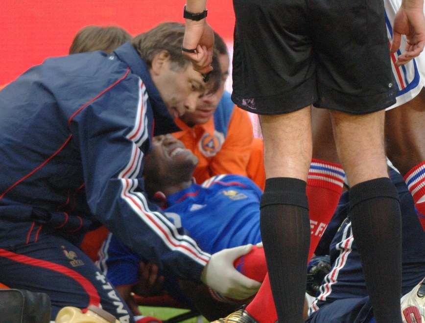 撕心裂肺邹正断腿令人胆寒盘点体坛断腿惨案