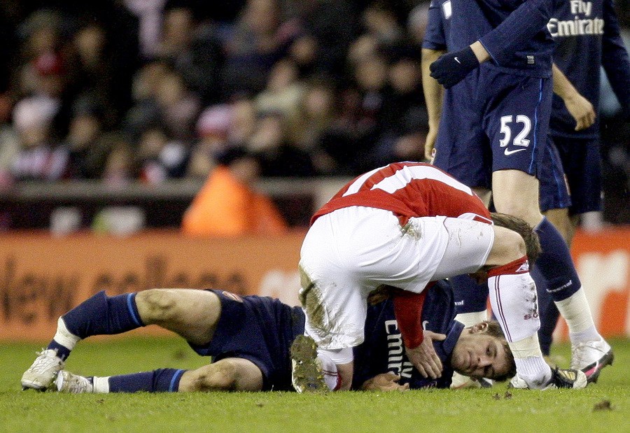 邹正断腿令人胆寒 盘点体坛断腿惨案