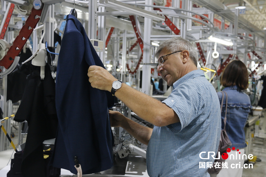 来自德国的大v仔细观察生产线上的服装 摄影 颜观潮