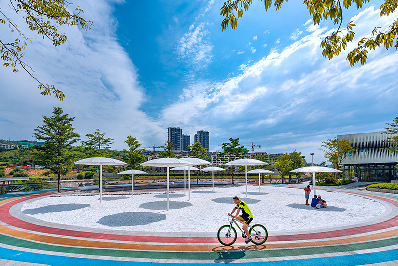 “阳光暖男”攀枝花：来一次就会爱上的城市_fororder_游客在普达阳光国际康养度假区休闲（刘家成-摄）