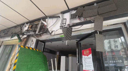 江西南昌一公交车连撞数车后冲上人行道 致数人受伤