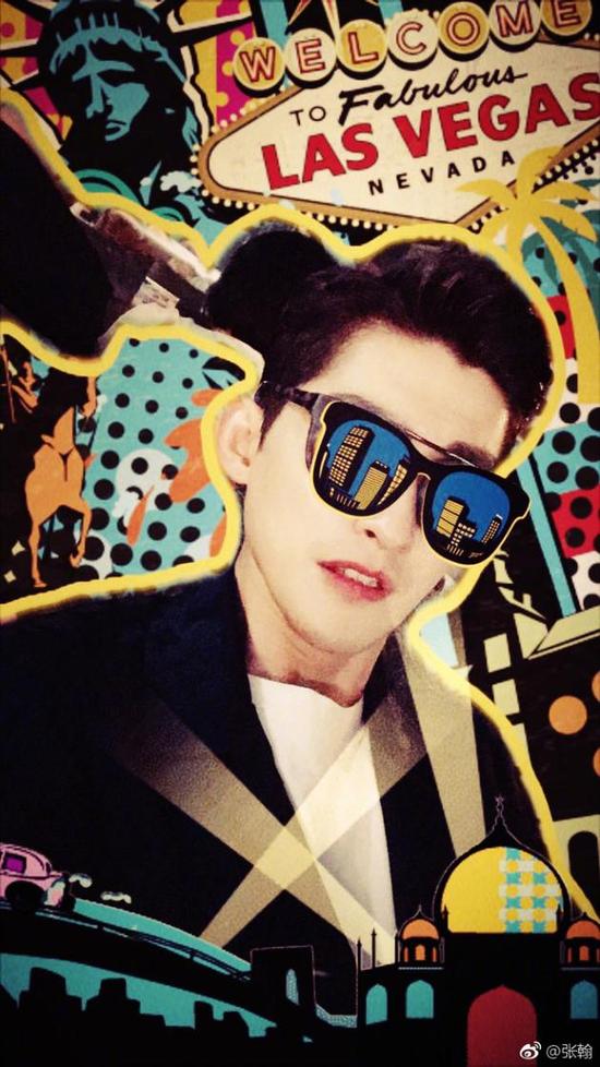 一秒变逗逼！张翰玩可爱表情包脸颊害羞粉红