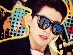 一秒变逗逼！张翰玩可爱表情包脸颊害羞粉红