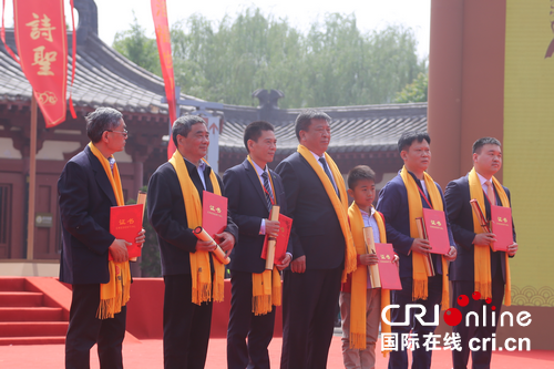 巩义市市委书记袁三军(左四)向杜甫文化推广大使授牌 摄影 丁旭