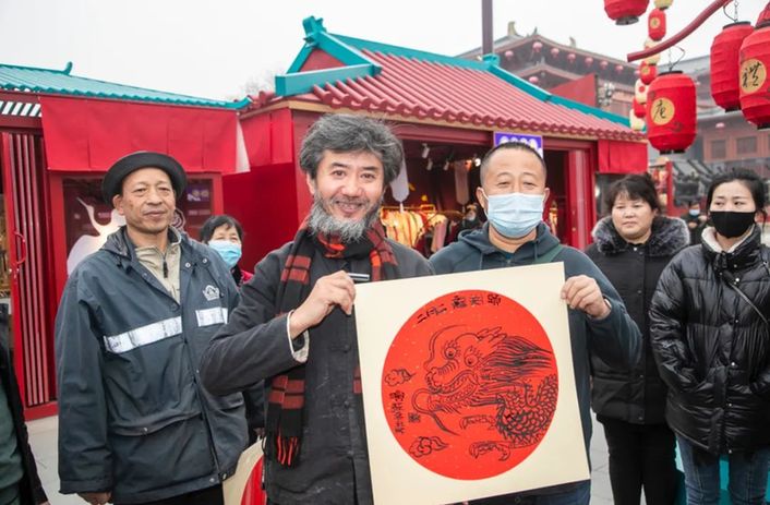 民间手艺人“扇子哥”来大唐不夜城了